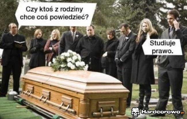 Rodzinka na pogrzebie - 1