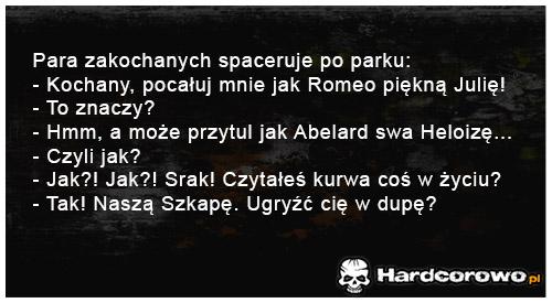 Para zakochanych spaceruje po parku - 1