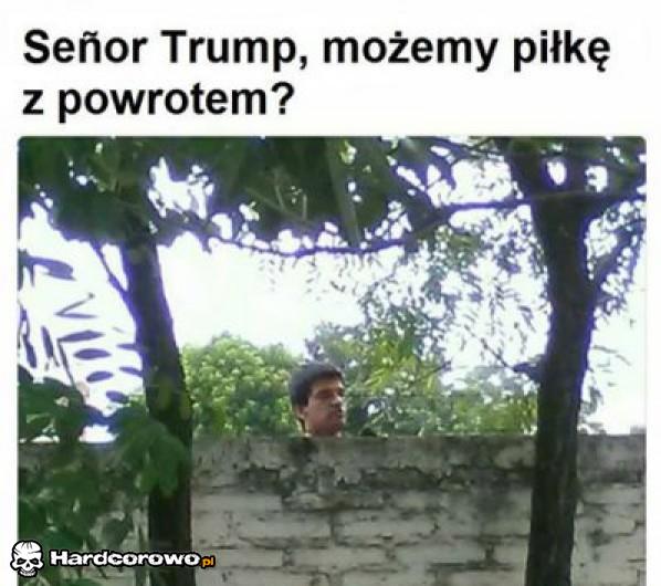 Trump podaj piłkę meksykańskiemu dzieciakowi! - 1