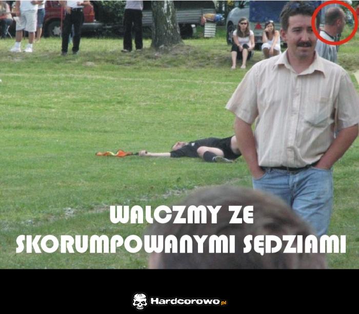 Sędzia boczny dostał tubę - 1