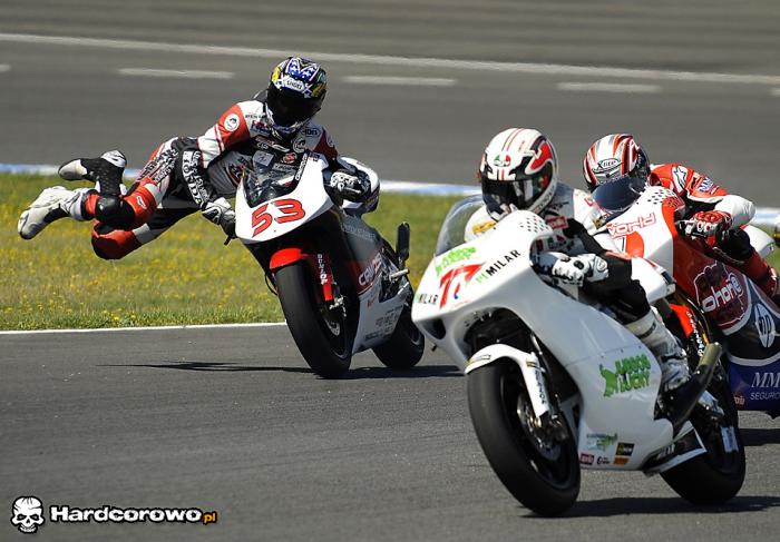 Akrobacje motocyklisty podczas wyścigu  - 1