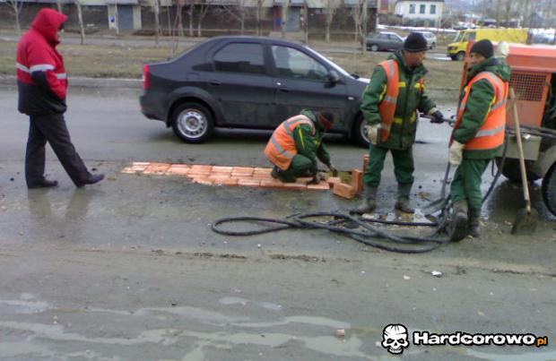 Łatanie dziur w jezdni - 1